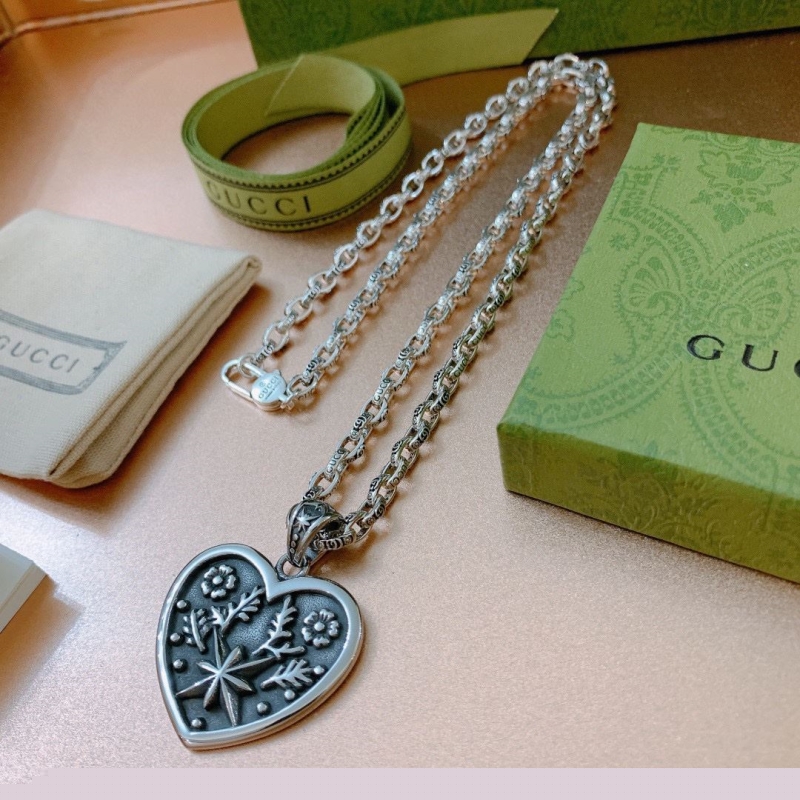 G*u*i necklaces